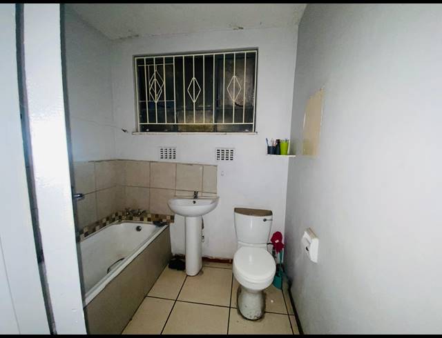 2 BEDROOM FLAT FOR SALE IN VEREENIGING CENTRAL